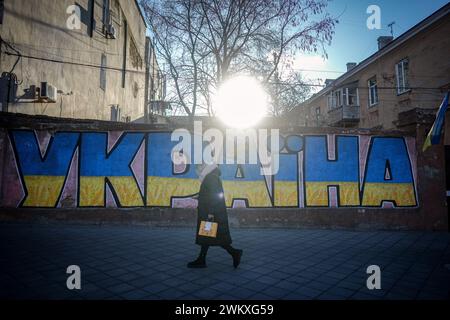 Odessa, Ukraine. Februar 2024. Eine Frau läuft an einem Graffiti der Ukraine in der Hafenstadt vorbei. Am 24. Februar 2024 jährt sich der Beginn des russischen Aggressionskrieges gegen die Ukraine zum zweiten Mal. Quelle: Kay Nietfeld/dpa/Alamy Live News Stockfoto