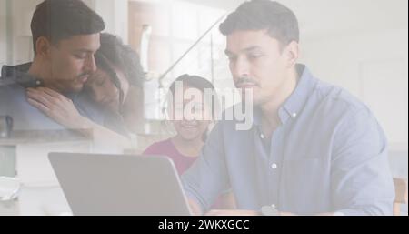 Zusammengesetzt aus traurigen Eltern, die sich umarmen, und glücklichen Vater und Tochter, die zusammen auf den Laptop schauen Stockfoto