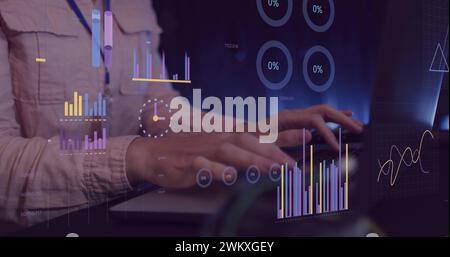 Bild der Verarbeitung von Finanzdaten über Geschäftsfrau mit Computer Stockfoto