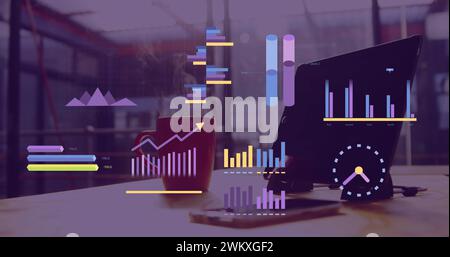 Bild der Verarbeitung von Finanzdaten über Laptop am Bürotisch Stockfoto