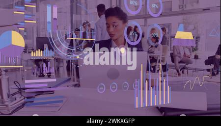 Bild von der Verarbeitung von Finanzdaten über birassische Geschäftsfrau Stockfoto