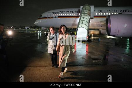 New York City, USA. Februar 2024. Annalena Baerbock (Bündnis 90/die Grünen, r), Bundesministerin für Auswärtige Angelegenheiten, steigt am internationalen Flughafen John F. Kennedy aus einem Luftwaffenflugzeug der Bundeswehr aus und wird von Antje Leendertse, Ständiger Vertreter der Bundesrepublik Deutschland bei den Vereinten Nationen (UN), getroffen. Baerbock reist anlässlich der Sondersitzungen der UN-Generalversammlung und des UN-Sicherheitsrates zum zweiten Jahrestag der russischen Invasion in die Ukraine zu den Vereinten Nationen (UN) nach New York. Quelle: Bernd von Jutrczenka/dpa/Alamy Live News Stockfoto