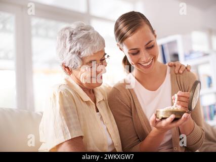 Mutter, Erwachsene Tochter und Perlenkette Geschenk, besondere Veranstaltung oder Geburtstag mit Familienerbstück für Liebe und Bindung in der Lounge. Frauen zu Hause, glücklich Stockfoto