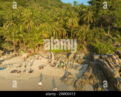 Freedom Beach hat einen kleinen Strand, der durch große Felsen am Ende des Strandes getrennt ist. Weiße Sandstrände, grünes Wasser, große Felsen und unberührte Wälder. Stockfoto