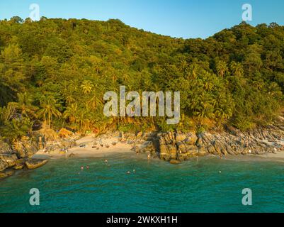 Freedom Beach hat einen kleinen Strand, der durch große Felsen am Ende des Strandes getrennt ist. Weiße Sandstrände, grünes Wasser, große Felsen und unberührte Wälder. Stockfoto