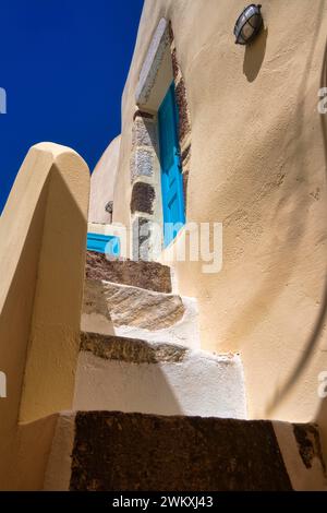 Farbenfrohe Tür in den engen Gassen von Santorin, Kykladen, Griechenland Stockfoto