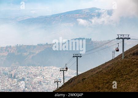 Der TelefériQo, oder TelefériQo Cruz Loma, verläuft vom Rand des Quito auf die Ostseite des Pichincha-Berges und ist einer der höchsten Luftanlagen in der Stadt Stockfoto