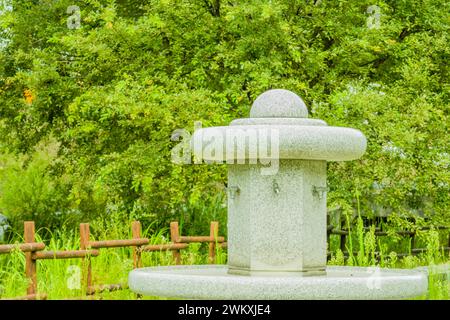 Großer Handwaschbrunnen in einem öffentlichen Park mit üppigem Grün in Südkorea Stockfoto