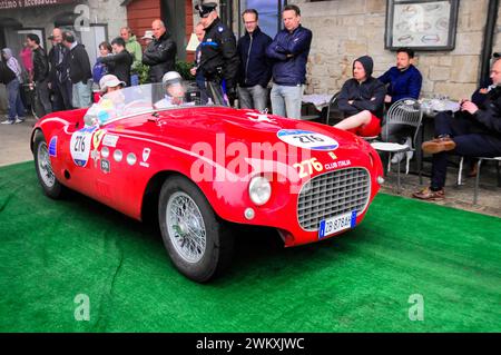 Mille Miglia 2016, Zeitkontrolle, Checkpoint, SAN MARINO, Startnummer 276 FERRARI 250MMSPIDER VIGNALE, gebaut im Oldtimer-Rennen 1953. San Marino, Italien Stockfoto