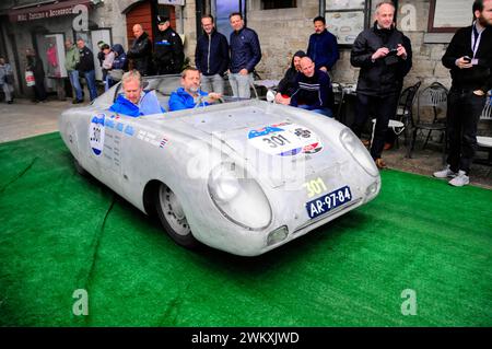 Mille Miglia 2016, Zeitkontrolle, Checkpoint, SAN MARINO, Startnummer 301 AUTOBLEU 750 gebaut im Oldtimer-Rennen 1954. San Marino, Italien Stockfoto