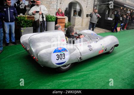Mille Miglia 2016, Zeitkontrolle, Checkpoint, SAN MARINO, Startnummer 303 LOTUS ELEVEN wurde 1954 im Oldtimer-Rennen gebaut. San Marino, Italien Stockfoto