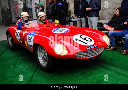 Mille Miglia 2016, Zeitkontrolle, Checkpoint, SAN MARINO, Startnummer 298 FERRARI 750 MONZA SPIDER, gebaut im Oldtimer-Rennen 1954. San Marino, Italien Stockfoto