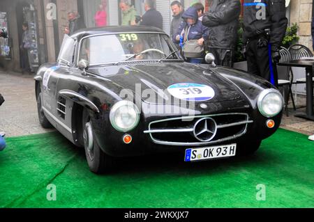 Mille Miglia 2016, Zeitkontrolle, Checkpoint, SAN MARINO, Startnummer 319 MERCEDES-BENZ 300SL COUPÉ W198, gebaut in 1955 Oldtimer-Rennen. San Marino, Italien Stockfoto