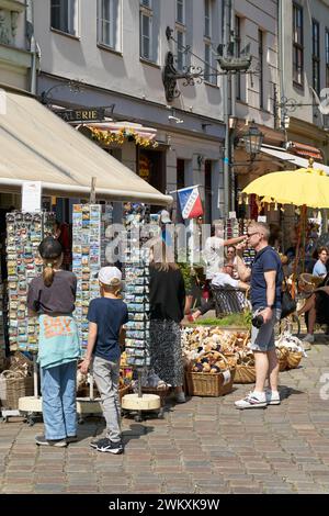 Touristen in einem Souvenirladen im beliebten Nikolai-Viertel im Zentrum Berlins Stockfoto