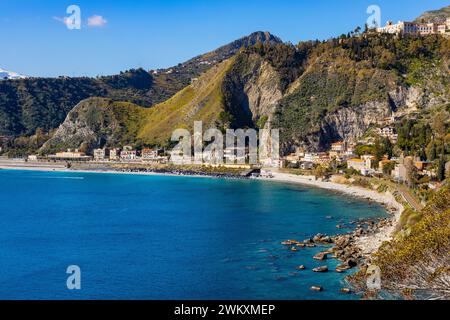 Taormina, Sizilien, Italien - 15. Februar 2023: Panorama der Küste von Taormina am Ionischen Meer mit Schloss Castello Saraceno, Giardini Naxos und Villagonia Stockfoto