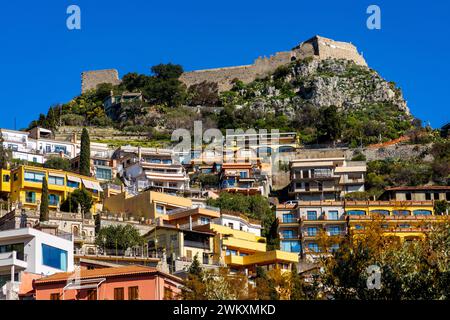 Taormina, Sizilien, Italien - 15. Februar 2023: Castello Saraceno Saracen Castle auf dem Monte Tauro Felsen über Taormina und dem Ionischen Meer Stockfoto