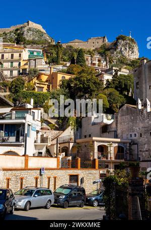 Taormina, Sizilien, Italien - 15. Februar 2023: Castello Saraceno Saraceno und Madonna auf der Felsenkirche Chiesa della Rocca auf dem Monte Tauro Stockfoto