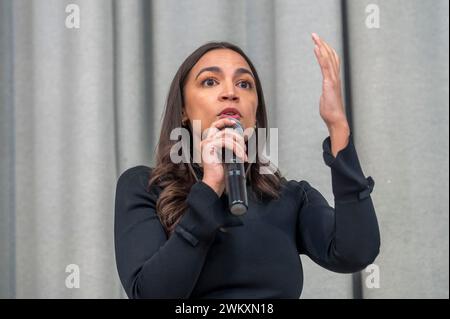 New York, Usa. Februar 2024. Alexandria Ocasio-Cortez hält nach fünf Jahren des Green New Deals auf der PS 171Q von Astoria im Stadtteil Queens in New York City eine Rede in einem Rathaus. Quelle: SOPA Images Limited/Alamy Live News Stockfoto