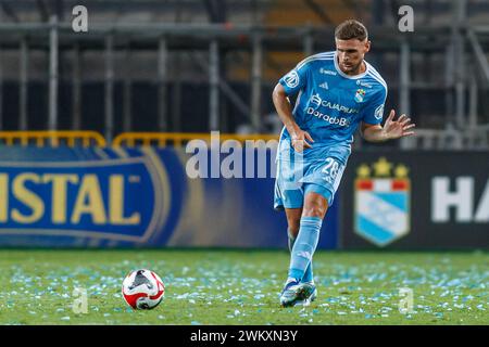 LIMA, PERU - 15. FEBRUAR: Nicolás Pasquini von Sporting Cristal übergibt den Ball während des Liga 1 Profesional Peru-Spiels zwischen Sporting Cristal und Los Cha Stockfoto