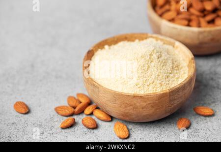 Frisches Mandelmehl in einer Schüssel und Mandeln. Glutenfreies Lebensmittelkonzept. Stockfoto