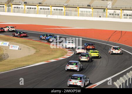 Ein Rennwagen der GT3-Klasse, der auf der Rennstrecke Ricardo Tormo in Cheste, Valencia, Spanien, fährt Stockfoto