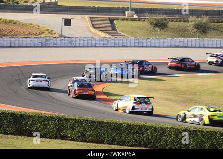 Ein Rennwagen der GT3-Klasse, der auf der Rennstrecke Ricardo Tormo in Cheste, Valencia, Spanien, fährt Stockfoto