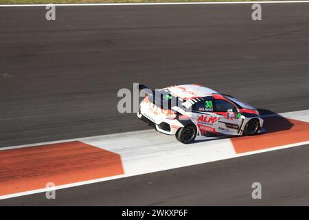 Ein Rennwagen der GT3-Klasse, der auf der Rennstrecke Ricardo Tormo in Cheste, Valencia, Spanien, fährt Stockfoto