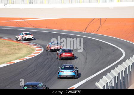 Ein Rennwagen der GT3-Klasse, der auf der Rennstrecke Ricardo Tormo in Cheste, Valencia, Spanien, fährt Stockfoto