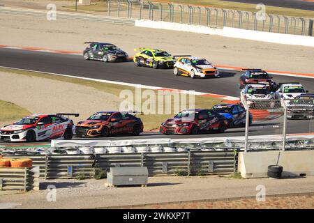 Ein Rennwagen der GT3-Klasse, der auf der Rennstrecke Ricardo Tormo in Cheste, Valencia, Spanien, fährt Stockfoto