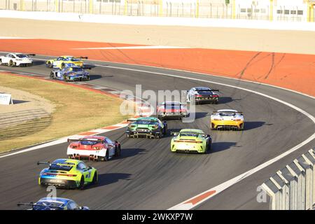 Ein Rennwagen der GT3-Klasse, der auf der Rennstrecke Ricardo Tormo in Cheste, Valencia, Spanien, fährt Stockfoto