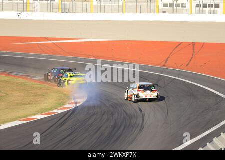 Ein Rennwagen der GT3-Klasse, der auf der Rennstrecke Ricardo Tormo in Cheste, Valencia, Spanien, fährt Stockfoto