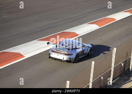 Ein Rennwagen der GT3-Klasse, der auf der Rennstrecke Ricardo Tormo in Cheste, Valencia, Spanien, fährt Stockfoto