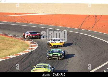 Ein Rennwagen der GT3-Klasse, der auf der Rennstrecke Ricardo Tormo in Cheste, Valencia, Spanien, fährt Stockfoto