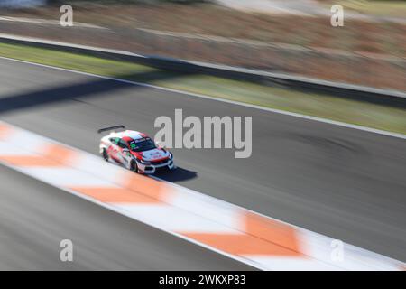 Ein Rennwagen der GT3-Klasse, der auf der Rennstrecke Ricardo Tormo in Cheste, Valencia, Spanien, fährt Stockfoto