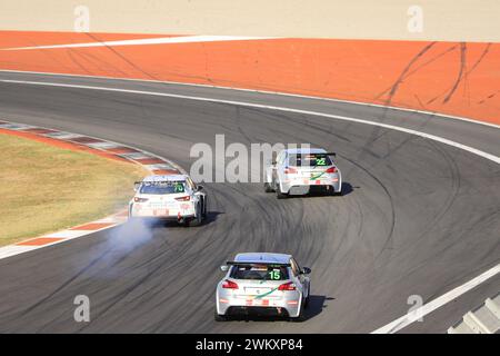 Ein Rennwagen der GT3-Klasse, der auf der Rennstrecke Ricardo Tormo in Cheste, Valencia, Spanien, fährt Stockfoto