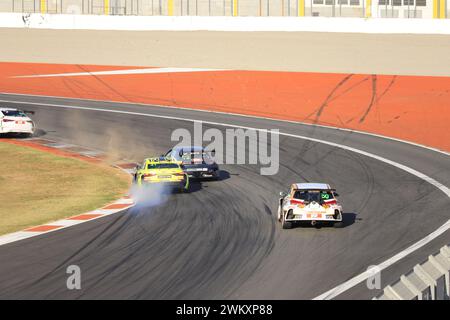 Ein Rennwagen der GT3-Klasse, der auf der Rennstrecke Ricardo Tormo in Cheste, Valencia, Spanien, fährt Stockfoto