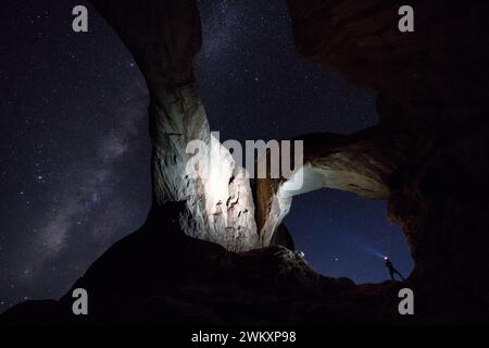 Übernachtung im Double Arch im Achs-Nationalpark, Moab, Utah, USA Stockfoto