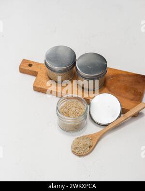 Blick von oben auf zwei Joghurtgläser und einen Löffel auf einem Holzbrett Stockfoto