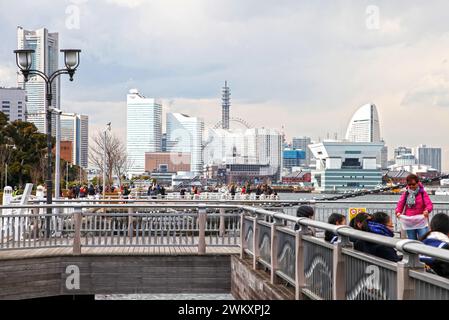 Blick auf die Skyline von Yokohama vom Yamashita Park in Yokohama, Präfektur Kanagawa, Japan. Stockfoto