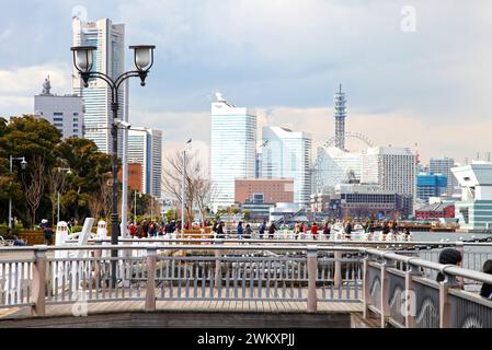 Blick auf die Skyline von Yokohama vom Yamashita Park in Yokohama, Präfektur Kanagawa, Japan. Stockfoto