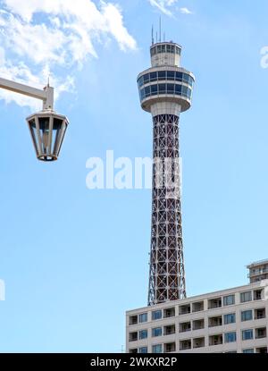 Blick auf den Yokohama Marine Tower vom Yamashita Park in Yokohama, Kanagawa, Japan. Stockfoto