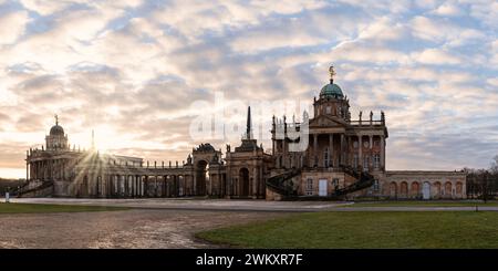 Die Universität Potsdam in Deutschland badete in den warmen Farbtönen eines malerischen Sonnenuntergangs. Wenn die Sonne unter dem Horizont untergeht, erleuchten seine goldenen Strahlen den Stockfoto