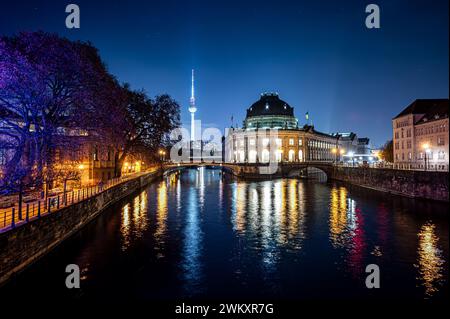 Blick auf die Spree, den Fernsehturm und die Museumsinsel in Berlin Stockfoto