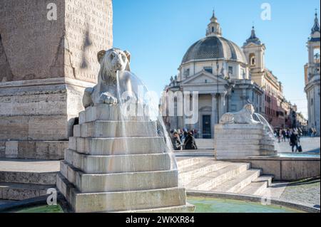 Löwenbrunnen auf der Piazza del Popolo in Rom, Italien Stockfoto