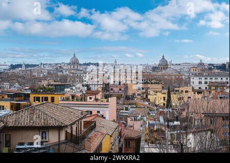 Aus der Vogelperspektive von Rom vor einem blauen Himmel, mit Blick auf die majestätische Skyline der Stadt. Stockfoto
