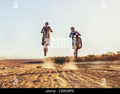 Sport, Rennfahrer und Motorrad in Aktion für Wettkämpfe auf unbefestigten Straßen mit Leistung, Herausforderung oder Abenteuer. Profi, Motorrad oder Dirtbike Stockfoto