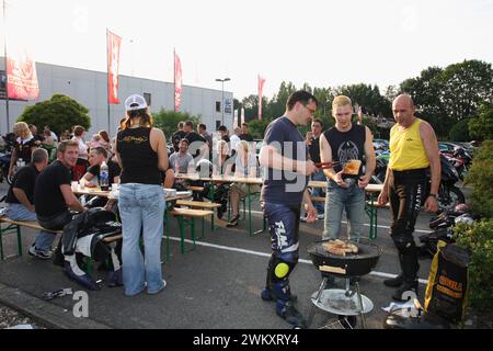 Leben an der Autobahn 40. 26.07.2008, EU, DEU, Deutschland, Nordrhein-Westfalen, Bochum: Leben an der Autobahn 40. Treffen von Jugendlichen und Autoschraubern bzw. Tuner an der Ausfahrt Wattenscheid. EU, DEU, Deutschland, Nordrhein-Westfalen, Bochum: Leben auf der Autobahn 40. Begegnung von Jugendlichen und Automechanikern/Tunern an der Ausfahrt Wattenscheid. Stockfoto