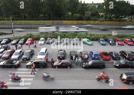 Leben an der Autobahn 40. 26.07.2008, EU, DEU, Deutschland, Nordrhein-Westfalen, Bochum: Leben an der Autobahn 40. Treffen von Jugendlichen und Autoschraubern bzw. Tuner an der Ausfahrt Wattenscheid. EU, DEU, Deutschland, Nordrhein-Westfalen, Bochum: Leben auf der Autobahn 40. Begegnung von Jugendlichen und Automechanikern/Tunern an der Ausfahrt Wattenscheid. Stockfoto