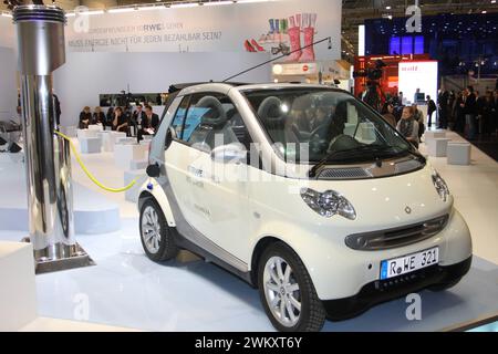 Rund um die Autobahn 40. 11.02.2009, EU, DEU, Deutschland, Nordrhein-Westfalen, Essen: ein Daimler Elektrosmart auf dem RWE Stand bei der e-World 2009 in der Messe Essen. Mit dem Gemeinschaftsprojekt e-Mobility Berlin startete Mercedes-Benz mit 100 Elektrofahrzeugen der Marke Smart sowie 500 Stromladestationen von RWE ein Pilotprojekt 2009. EU, DEU. Deutschland, Nordrhein-Westfalen, Essen: Ein Daimler Electric Smart am RWE-Stand auf der e-World 2009 auf der Messe Essen. Mit dem gemeinsamen Projekt e-Mobility Berlin startet Mercedes-Benz 2009 ein Pilotprojekt mit 100 Elektrofahrzeugen des Smart Stockfoto