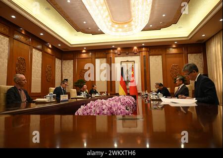 Peking, China. Februar 2024. Jens Plötner (2. V. l.), Berater des Bundeskanzlers für Außen- und Sicherheitspolitik, sitzt vor dem chinesischen Außenminister Wang Yi (2. V. l.). Deutsche Diplomaten trafen sich am Freitag in Peking mit chinesischen Politikern, um über verschiedene bilaterale und globale politische Fragen zu diskutieren. Quelle: Johannes Neudecker/dpa/Alamy Live News Stockfoto